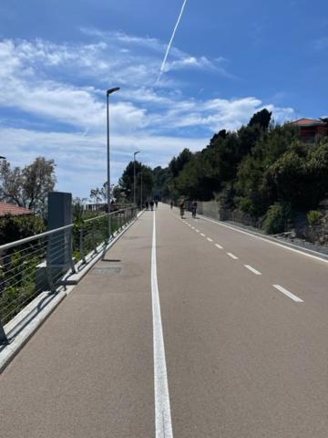 Casa Vacanza A 100 Metri Dal Mare Imperia Zewnętrze zdjęcie